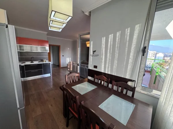 Tirane, jepet me qera apartament Kati 8, 120 m² 800 € (RRUGA E DIBRES)