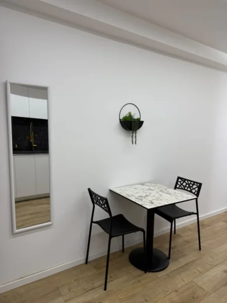 Tirane, jepet me qera apartament 1+1 Kati 1, 40 m² 550 € (square 21)