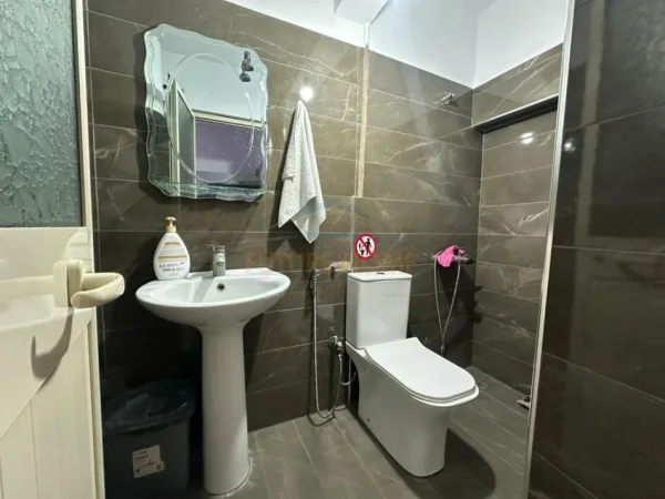 Tirane, jepet me qera zyre Kati 2, 37 m² 350 € (Bllok , Rruga Perlat Rexhepi)