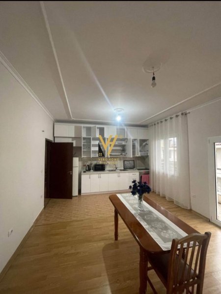 Tirane, jepet me qera apartament 2+1+Ballkon Kati 2, 100 m² 450 € (5 MAJI)