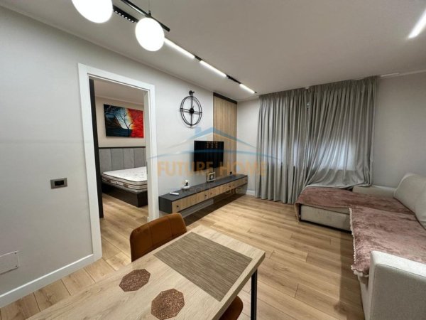 Tirane, jepet me qera apartament 1+1+Ballkon , 60 m² 700 € (Komuna e Parisit)