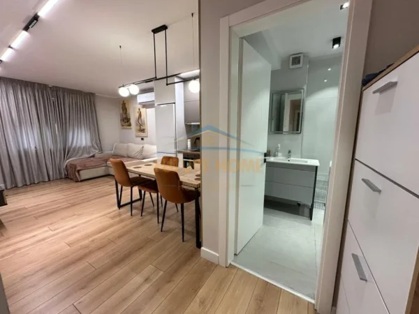 Tirane, jepet me qera apartament 1+1+Ballkon , 60 m² 700 € (Komuna e Parisit)