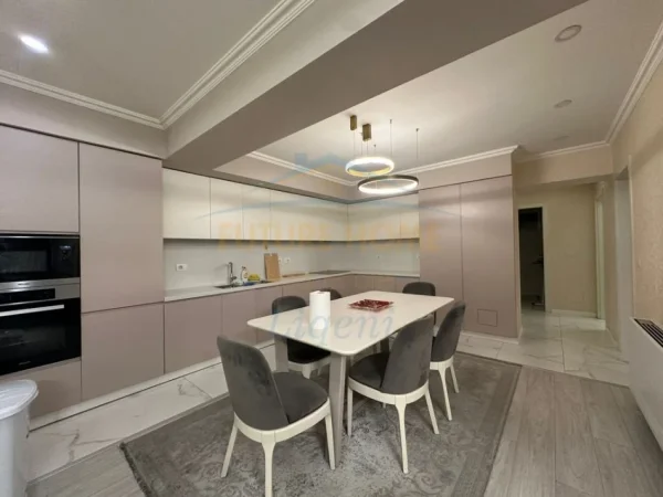 Tirane, jepet me qera apartament 3+1+Ballkon Kati 3, 136 m² 1.500 € (Stadiumi Dinamo)