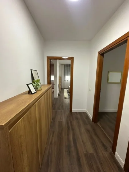 Tirane, jepet me qera apartament 3+1+Aneks+Ballkon Kati 4, 136 m² 1.000 € 