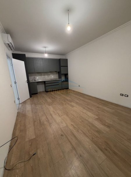 Tirane, jepet me qera apartament 1+1 Kati 1, 67 m² 700 € (Komunën e Parisit)