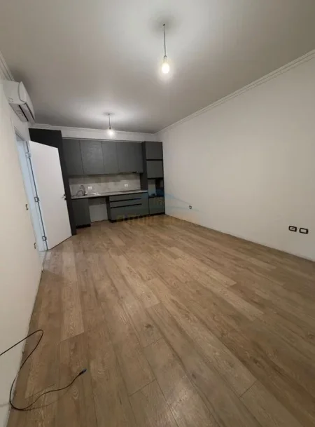 Tirane, jepet me qera apartament 1+1 Kati 1, 67 m² 700 € (Komunën e Parisit)