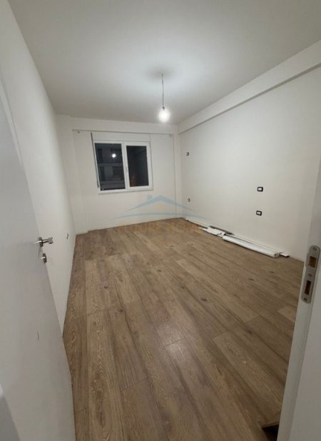 Tirane, jepet me qera apartament 1+1 Kati 1, 67 m² 700 € (Komunën e Parisit)