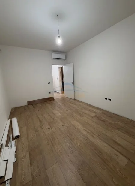 Tirane, jepet me qera apartament 1+1 Kati 1, 67 m² 700 € (Komunën e Parisit)