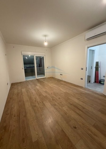 Tirane, jepet me qera apartament 1+1 Kati 1, 67 m² 700 € (Komunën e Parisit)