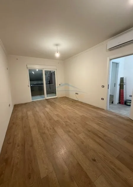 Tirane, jepet me qera apartament 1+1 Kati 1, 67 m² 700 € (Komunën e Parisit)