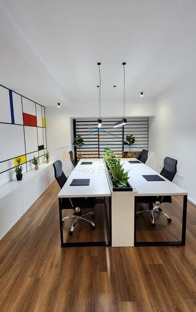 Tirane, jepet me qera zyre Kati 11, 76 m² 1.000 € (rruga e kavajes)