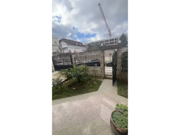 Tirane, jepet me qera apartament 3+1+Ballkon Kati 1, 350 m² 2.000 € (Kadri Kerciku)