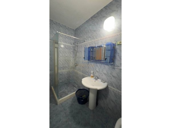 Tirane, jepet me qera apartament 3+1+Ballkon Kati 1, 350 m² 2.000 € (Kadri Kerciku)