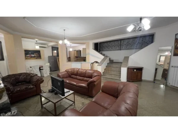 Tirane, jepet me qera apartament 3+1+Ballkon Kati 1, 350 m² 2.000 € (Kadri Kerciku)