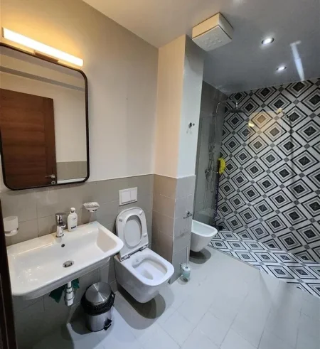 Tirane, jepet me qera zyre Kati 11, 65 m² 1.000 € (Rruga e Kavajes)