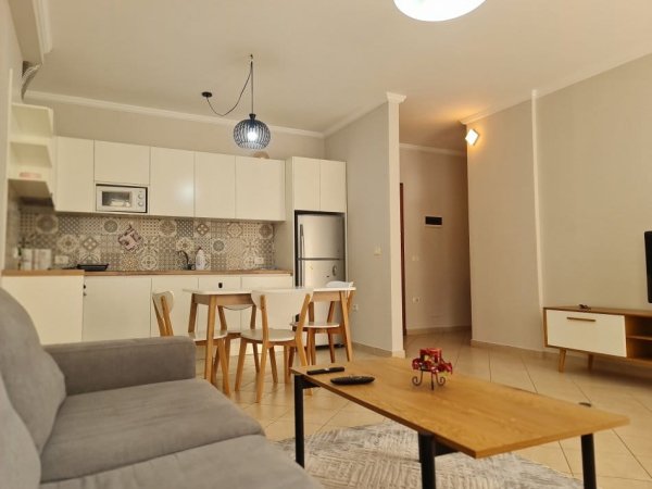 Tirane, jepet me qera apartament 1+1+Ballkon Kati 2, 70 m² 750 € (bulevardi zogu i pare)