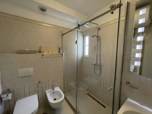 Tirane, jepet me qera apartament 2+1 Kati 3, 89 m² 800 € (Rruga Eduart Mano)