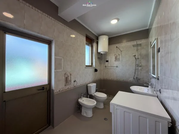 Tirane, jepet me qera apartament 2+1 Kati 3, 146 m² 500 € (Rruga Paro Kita)