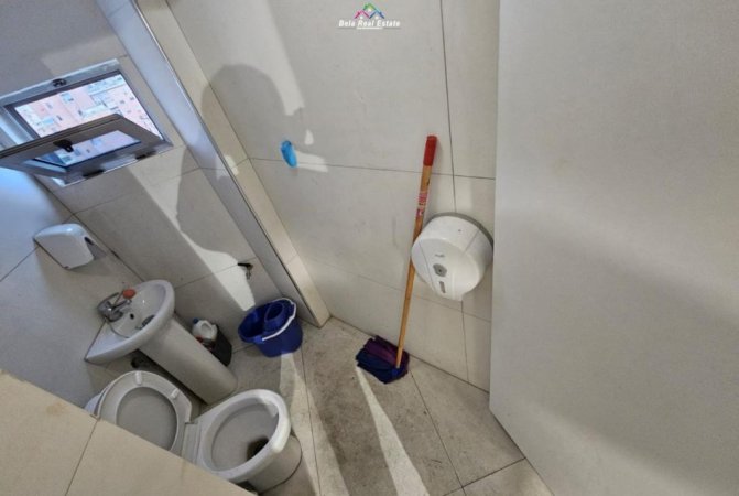 Tirane, jepet me qera zyre Kati 7, 500 m² 500 € (Rruga Petro Nini Luarasi)