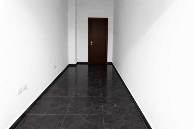 Tirane, jepet me qera dyqan Kati 0, 24 m² 500 € (Rruga e Kavajes)
