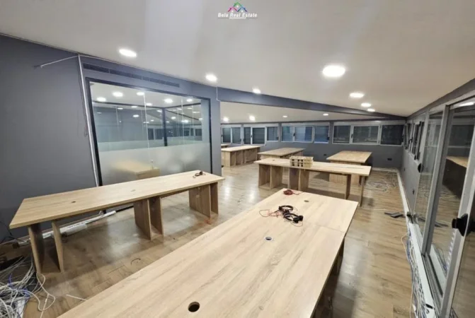 Tirane, jepet me qera zyre Kati 7, 200 m² 2.000 € (Rruga Petro Nini Luarasi)