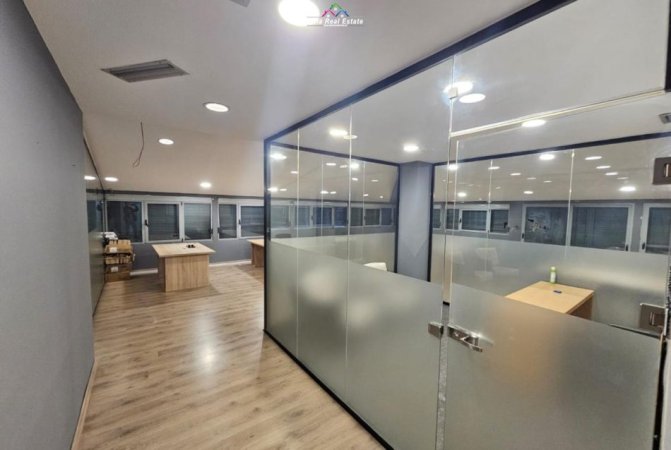Tirane, jepet me qera zyre Kati 7, 200 m² 2.000 € (Rruga Petro Nini Luarasi)