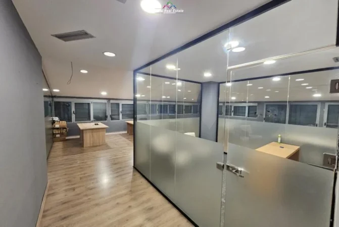 Tirane, jepet me qera zyre Kati 7, 200 m² 2.000 € (Rruga Petro Nini Luarasi)