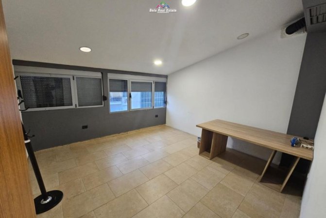 Tirane, jepet me qera zyre Kati 7, 200 m² 2.000 € (Rruga Petro Nini Luarasi)