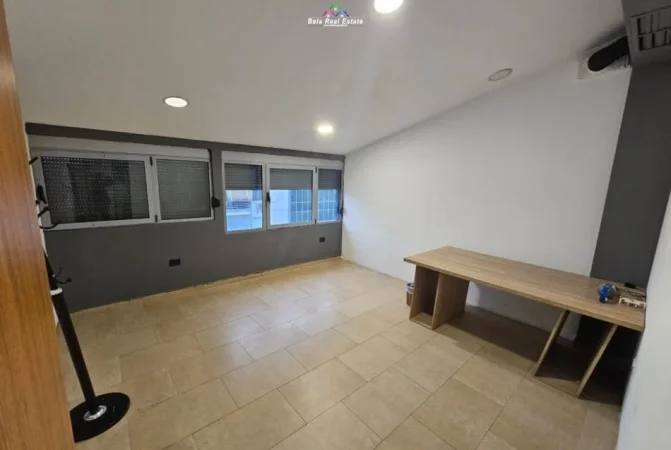 Tirane, jepet me qera zyre Kati 7, 200 m² 2.000 € (Rruga Petro Nini Luarasi)