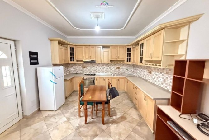 Tirane, jepet me qera apartament 2+1 Kati 2, 130 m² 550 € (Rruga Marije Kraja)