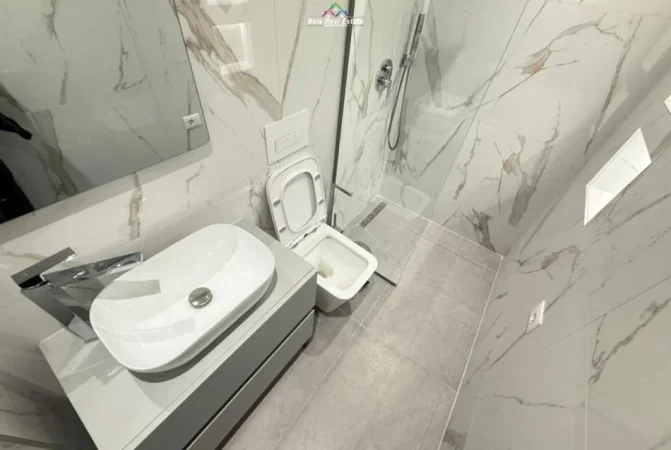 Tirane, jepet me qera apartament duplex 2+1 Kati 2, 110 m² 1.100 € (Rruga Urani Pano)