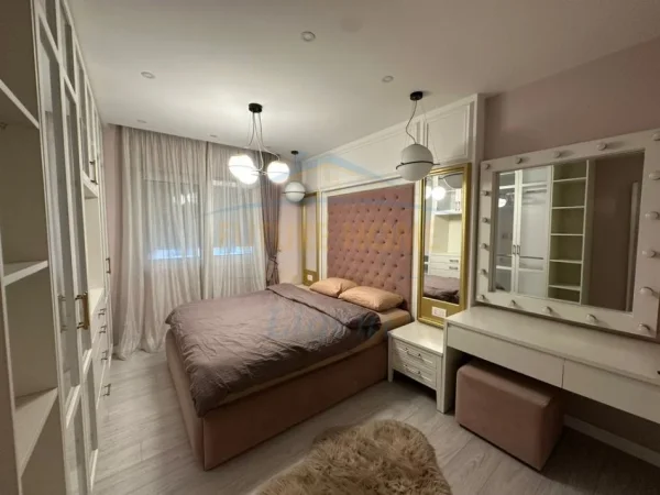 Tirane, jepet me qera apartament 3+1+Ballkon Kati 3, 136 m² (Sheshi Willson)