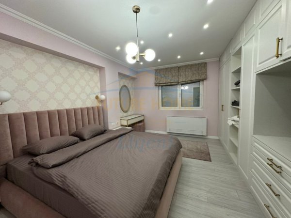 Tirane, jepet me qera apartament 3+1+Ballkon Kati 3, 136 m² (Sheshi Willson)