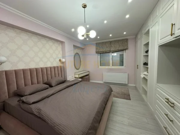 Tirane, jepet me qera apartament 3+1+Ballkon Kati 3, 136 m² (Sheshi Willson)