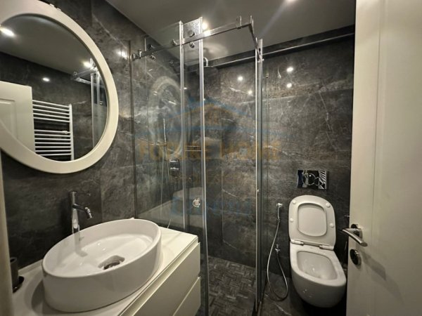 Tirane, jepet me qera apartament 3+1+Ballkon Kati 3, 136 m² (Sheshi Willson)