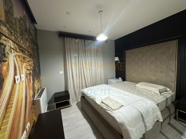 Tirane, jepet me qera apartament 3+1+Ballkon Kati 3, 136 m² (Sheshi Willson)