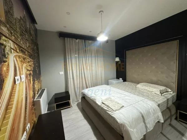 Tirane, jepet me qera apartament 3+1+Ballkon Kati 3, 136 m² (Sheshi Willson)