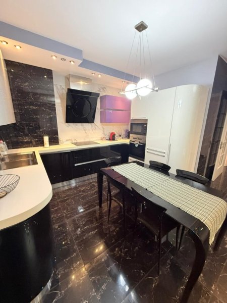 Tirane, jepet me qera apartament 3+1+Ballkon , 140 m² 1.350 € (Bllok)