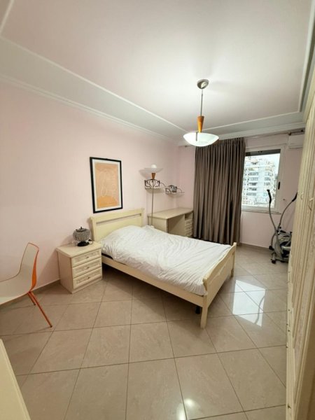 Tirane, jepet me qera apartament 3+1+Ballkon , 140 m² 1.350 € (Bllok)