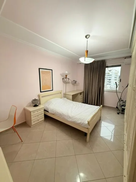 Tirane, jepet me qera apartament 3+1+Ballkon , 140 m² 1.350 € (Bllok)