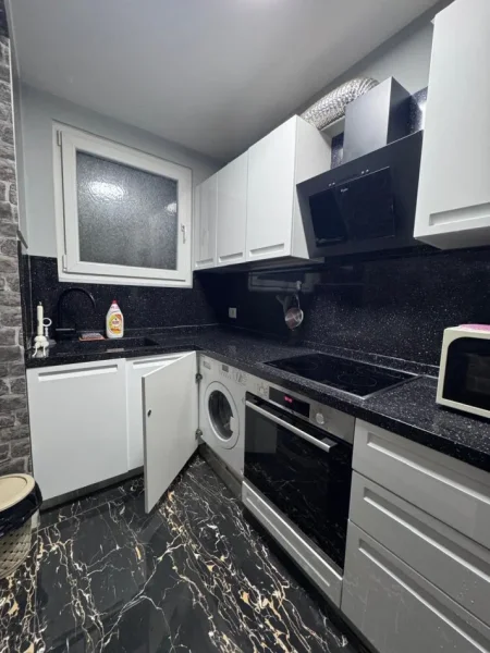 Tirane, jepet me qera apartament 2+1+Ballkon Kati 2, 80 m² 900 € (Sheshi Wilson)