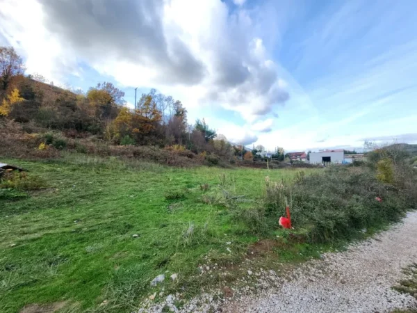 🌍 SHITET: Tokë Arë 604 m² Brenda në Fshat me Pamje nga Pylli & Lumi📍Në Fshatin IBË  39.200€ 🏕