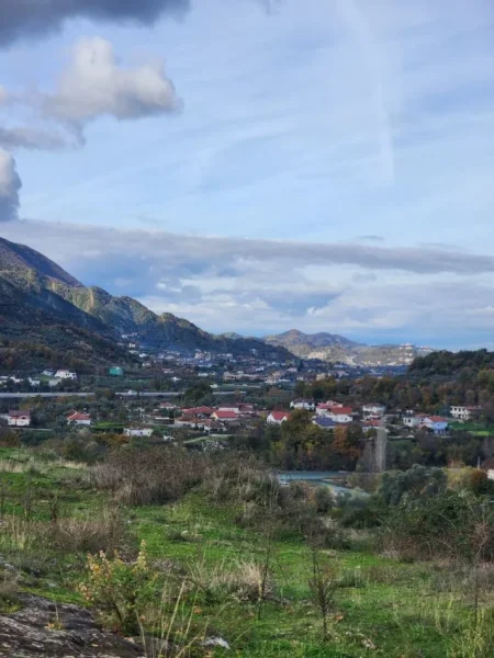 SHITET: Tokë Arë 5000 m² Me Pamje nga Autostrada Tiranë Elbasan📍Në Fshatin IBË  250,000€ 🏕