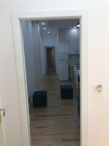 Tirane, jepet me qera apartament 1+1 Kati 1, 60 m² 400 € (Supermarket Aldi, Fondacioni Eleonor)