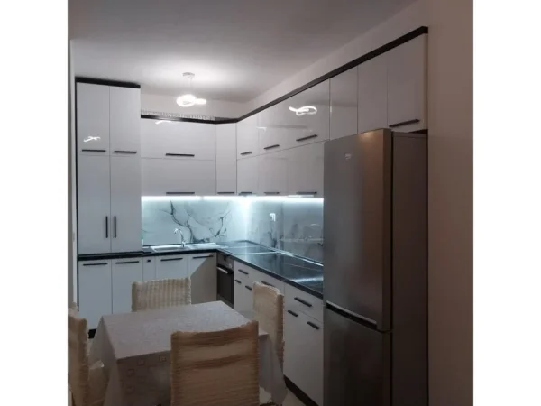 Tirane, jepet me qera apartament 1+1+Ballkon Kati 9, 60 m² 400 € (astir)