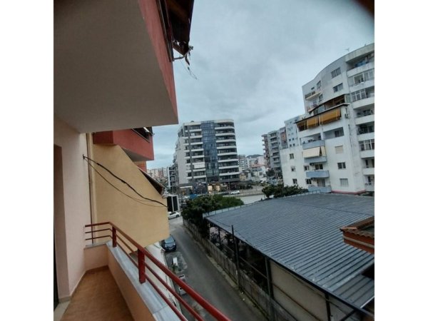 Tirane, jepet me qera apartament 1+1+Ballkon Kati 9, 60 m² 400 € (astir)