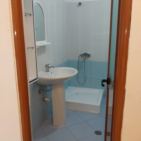 Tirane, jepet me qera Apartament 1+1 ,Kati 3, Mobiluar, Çmimi 400 € ne ASTIR, Tiranë.