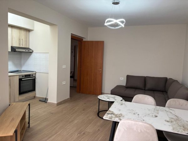 Tirane, jepet me qera apartament 2+1+Ballkon Kati 4, 75 m² 600 € (Ambasada Amerikane)