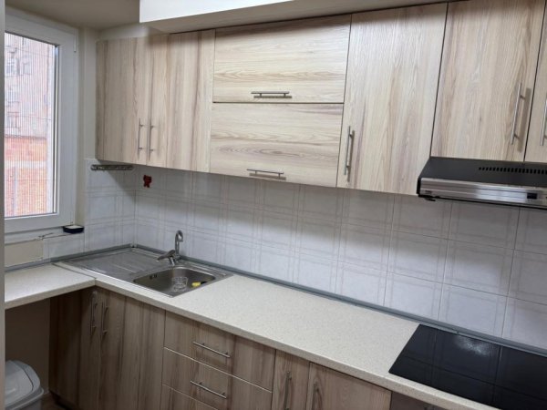 Tirane, jepet me qera apartament 2+1+Ballkon Kati 4, 75 m² 600 € (Ambasada Amerikane)