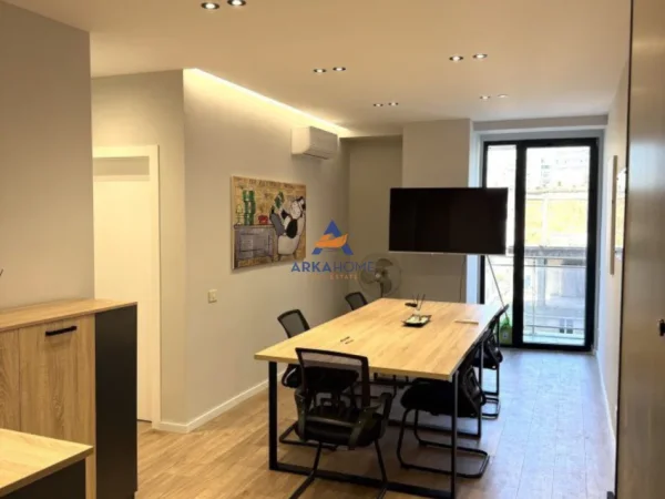 Tirane, jepet me qera zyre Kati 3, 69 m² 700 € 